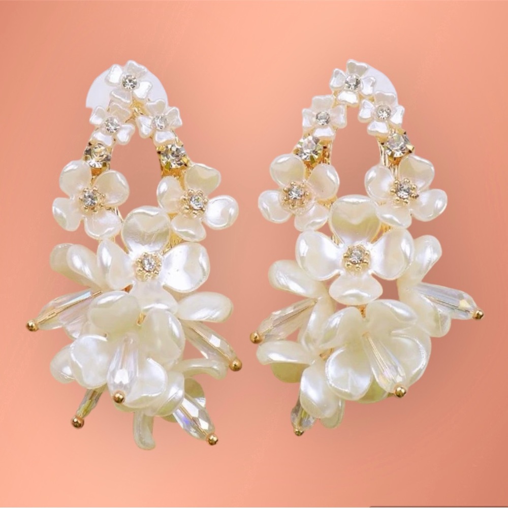 NEW Faux White Pearl Earring Mini Flower Design.
Delicate and lightweight.